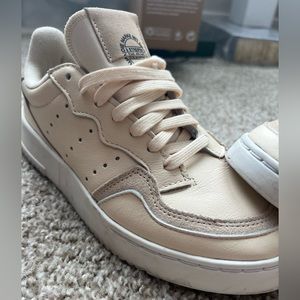 EUC Adidas Supercourt